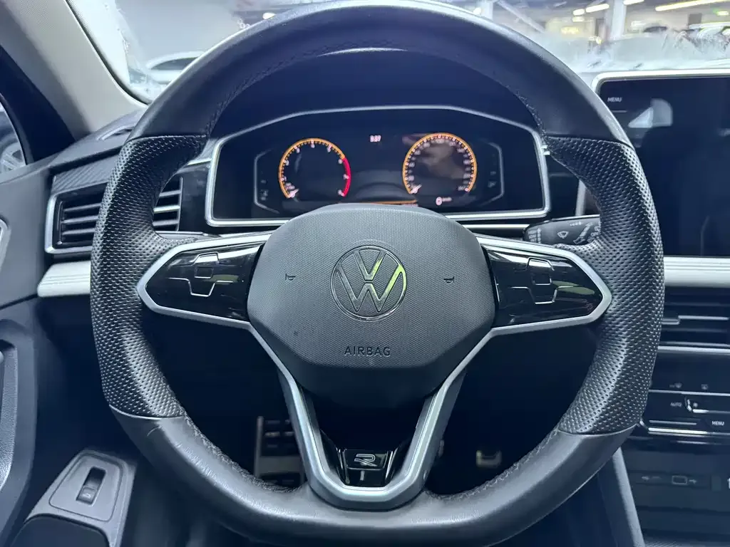 Volkswagen Tiguan L — фото 7