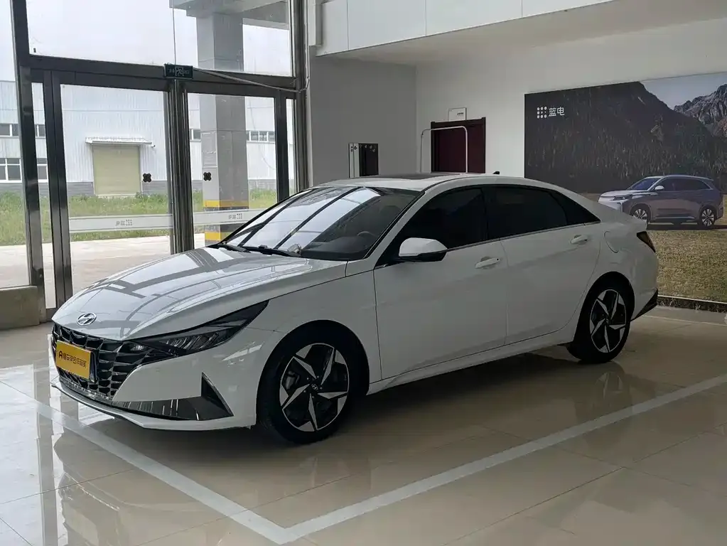 Hyundai Elantra — фото 1
