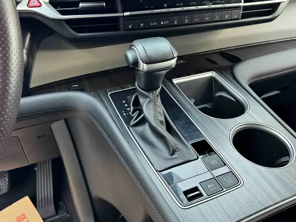 Toyota Granvia — фото 8