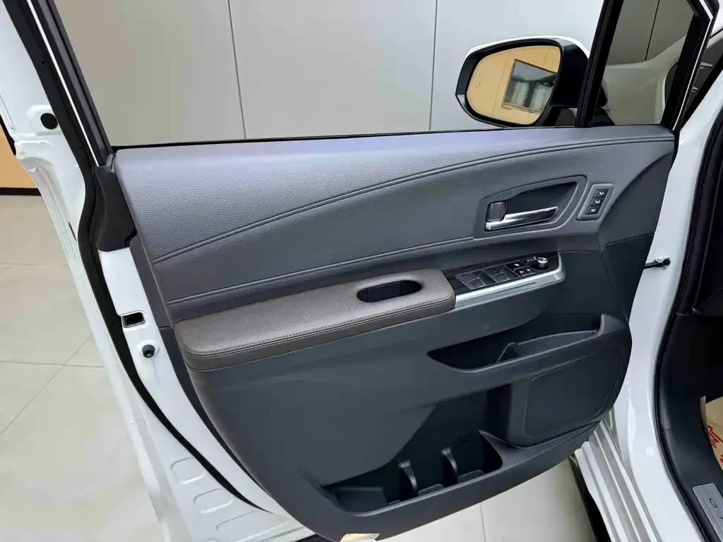 Toyota Granvia — фото 7