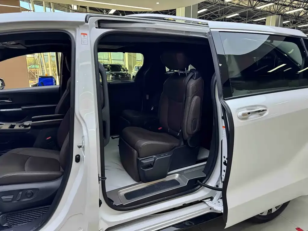 Toyota Granvia — фото 9