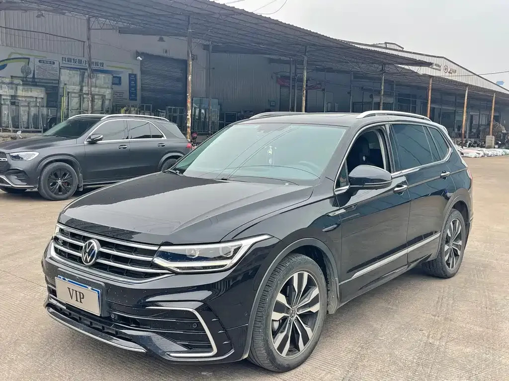Volkswagen Tiguan L — фото 1
