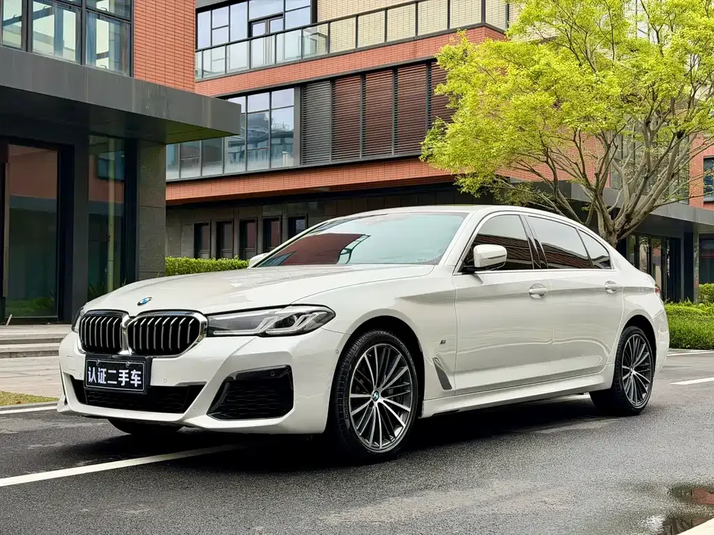 BMW 5 Series — фото 1