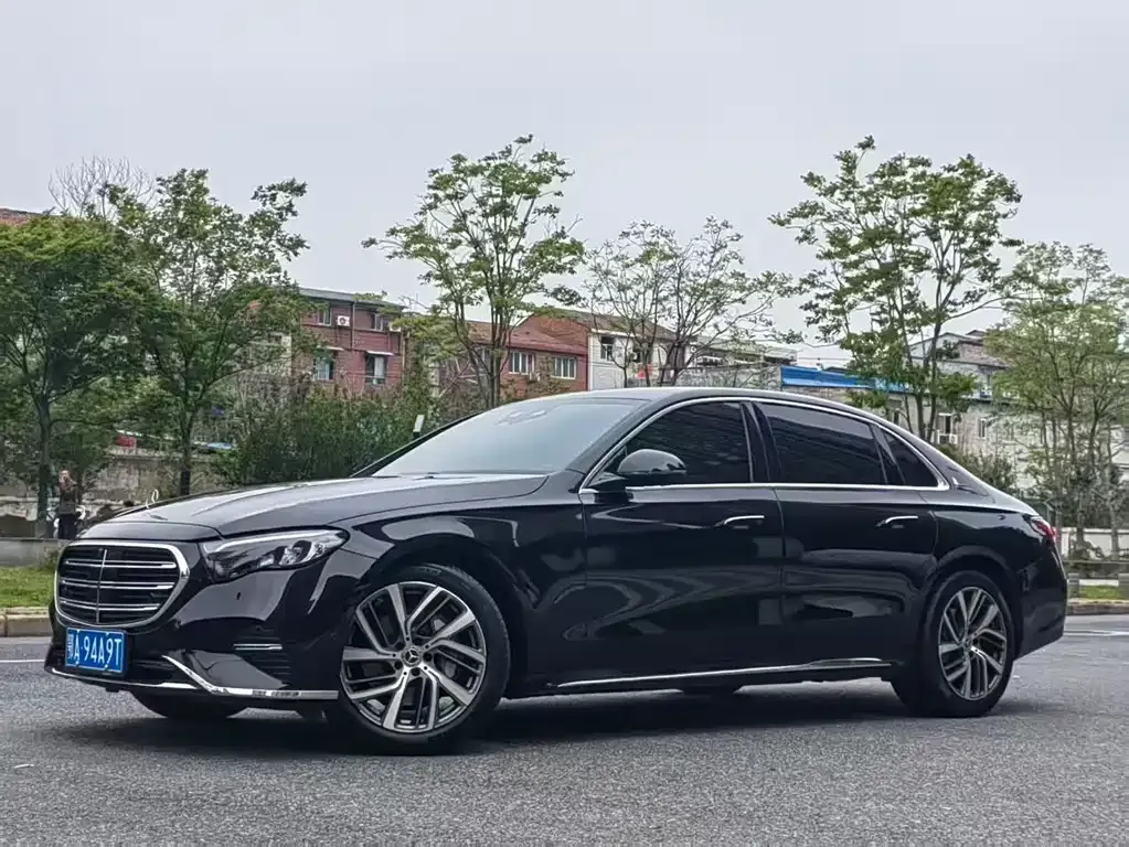 Mercedes-Benz E-Class — фото 1