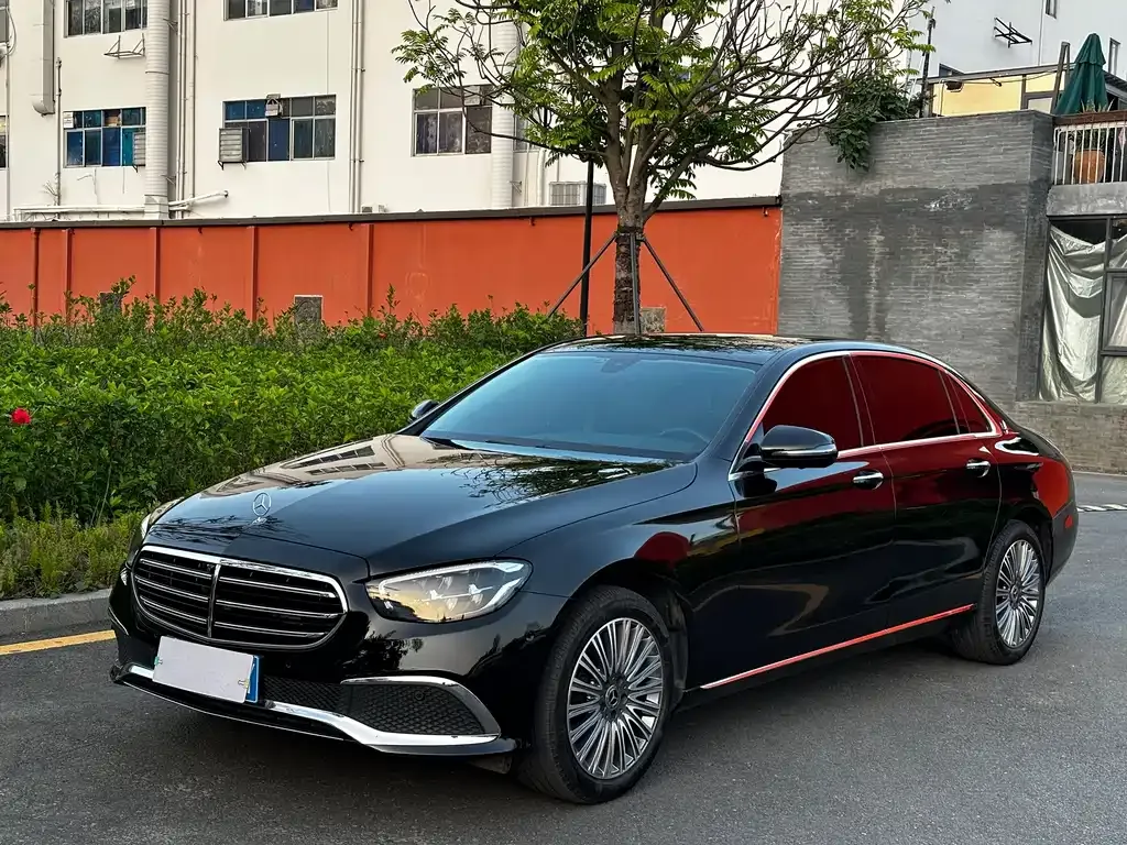 Mercedes-Benz E-Class — фото 1