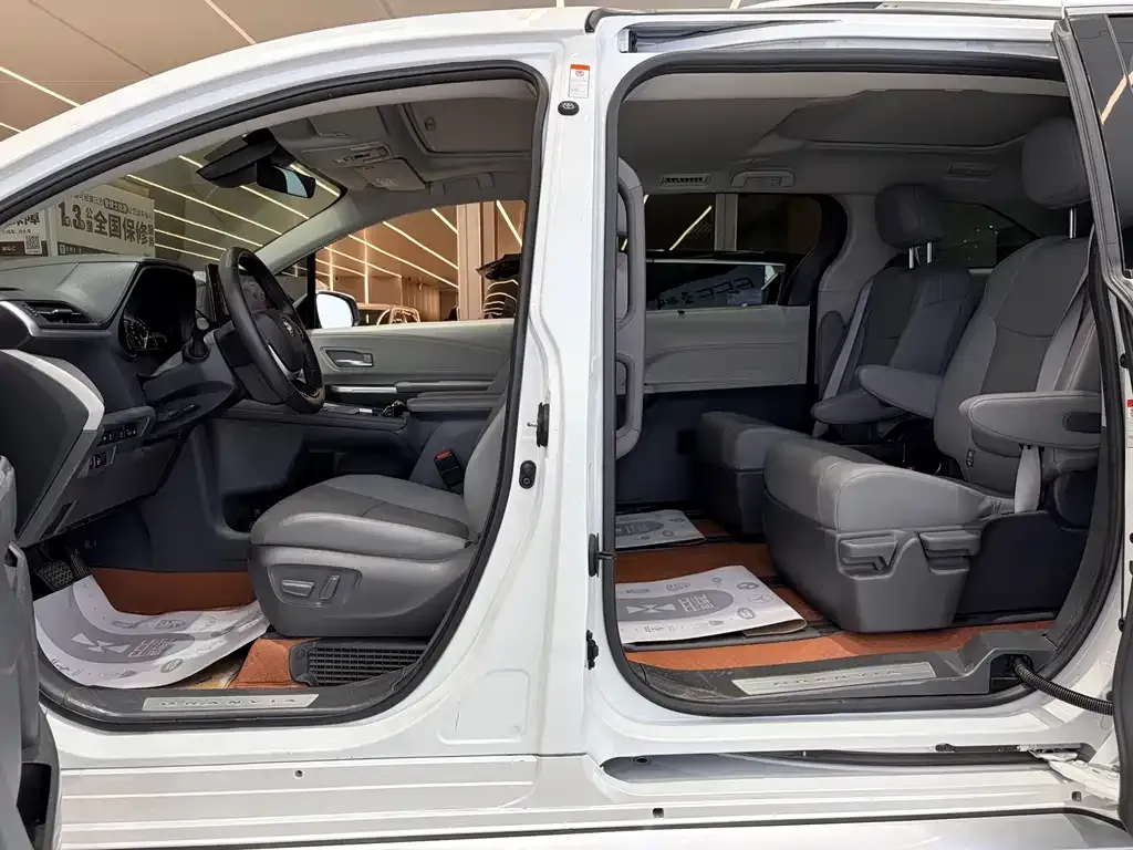 Toyota Granvia — фото 8