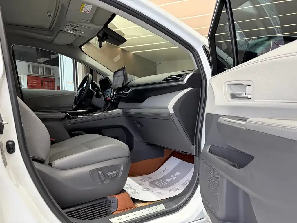 Toyota Granvia — фото 9