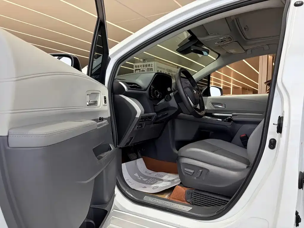 Toyota Granvia — фото 10