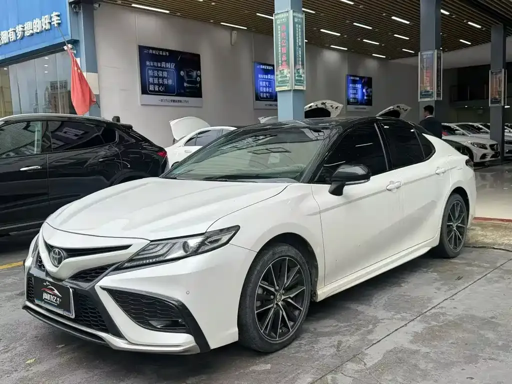 Toyota Camry — фото 1