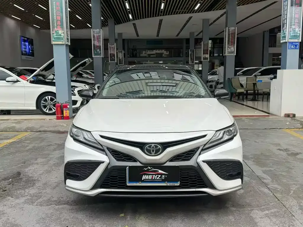 Toyota Camry — фото 5