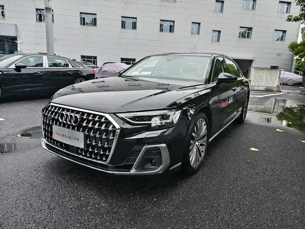 Audi A8 — фото 1