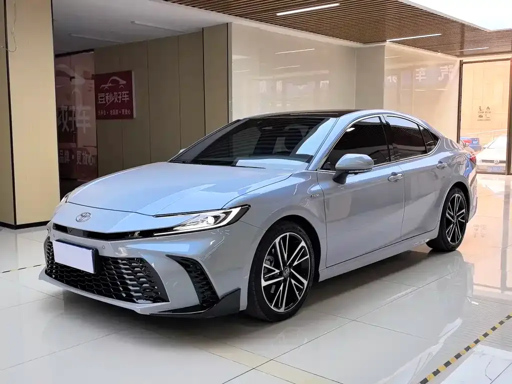 Toyota Camry — фото 1