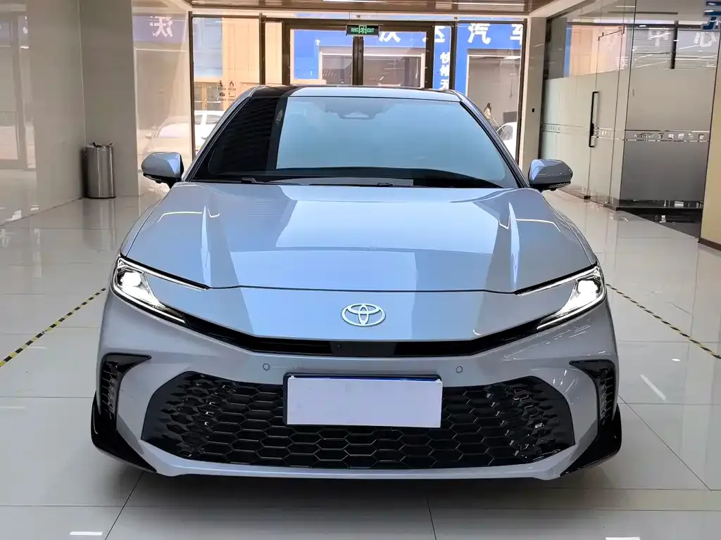 Toyota Camry — фото 5