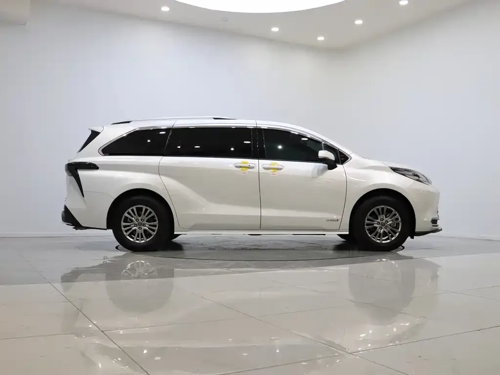 Toyota Sienna 2023 из CN, фото 2