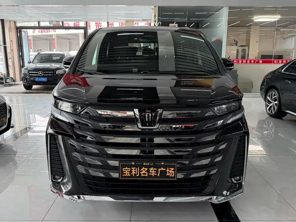 Toyota Vellfire — фото 1