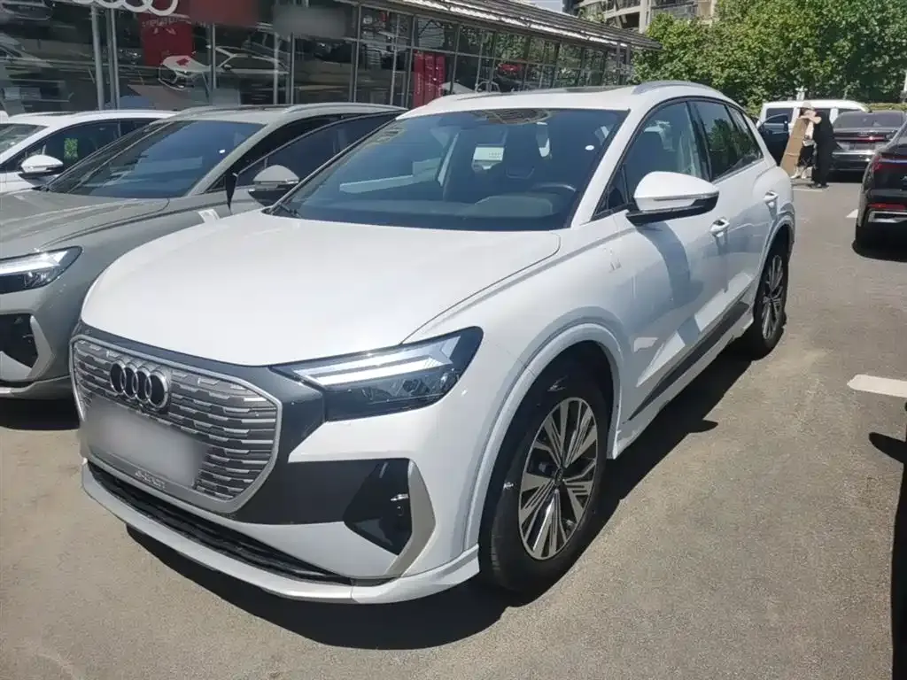 Audi Q4 e-tron — фото 9