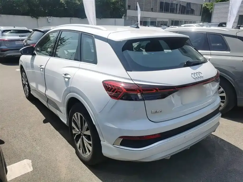 Audi Q4 e-tron — фото 2