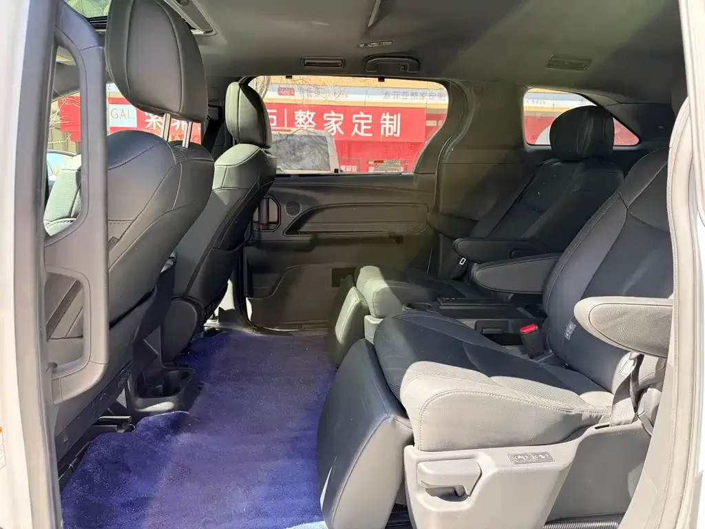 Toyota Sienna 2024 из CN, фото 2
