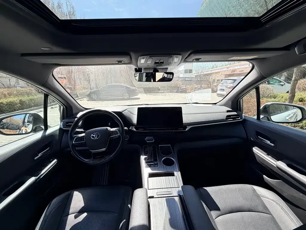 Toyota Sienna 2024 из CN, фото 3