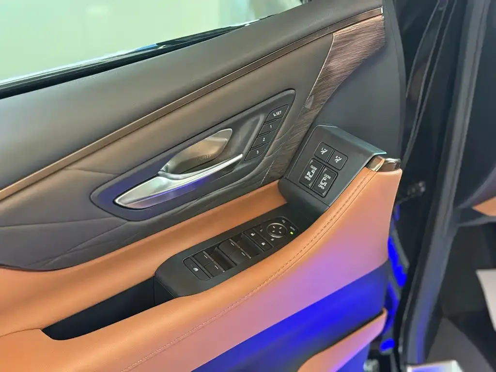 Toyota Alphard — фото 7