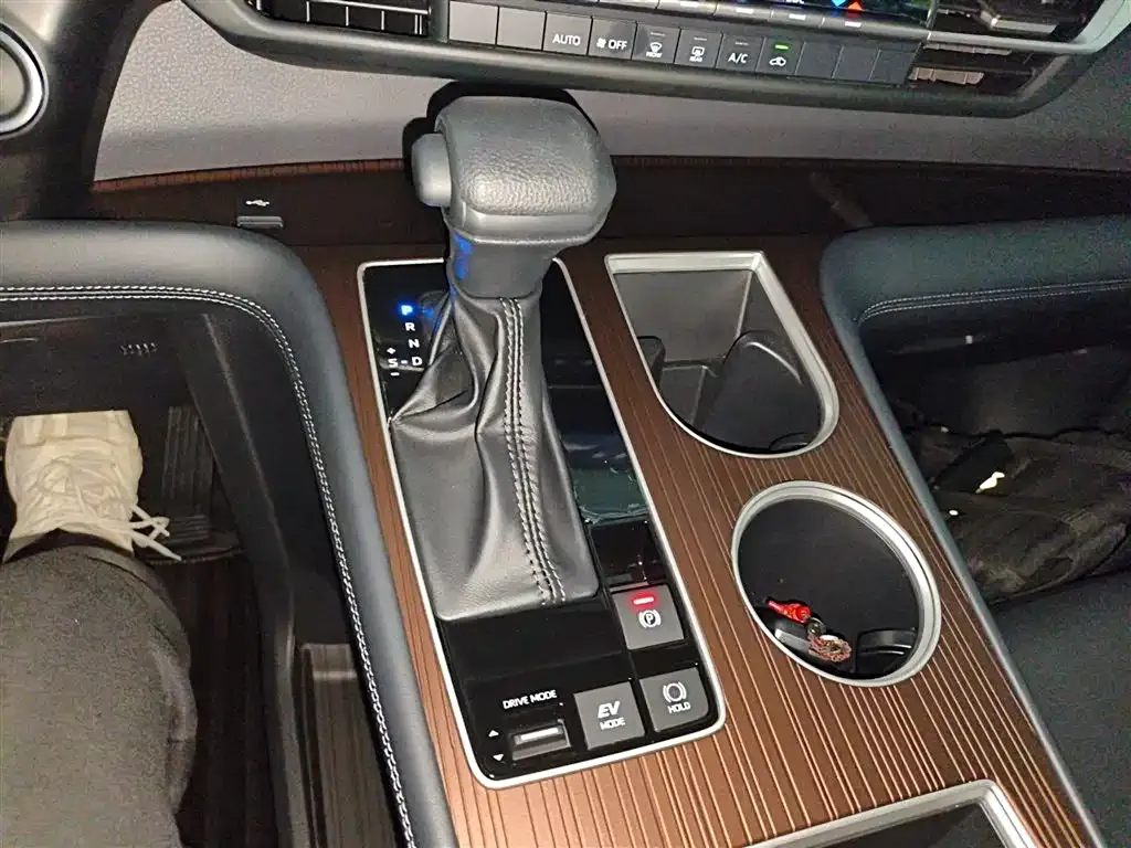 Toyota Granvia — фото 10