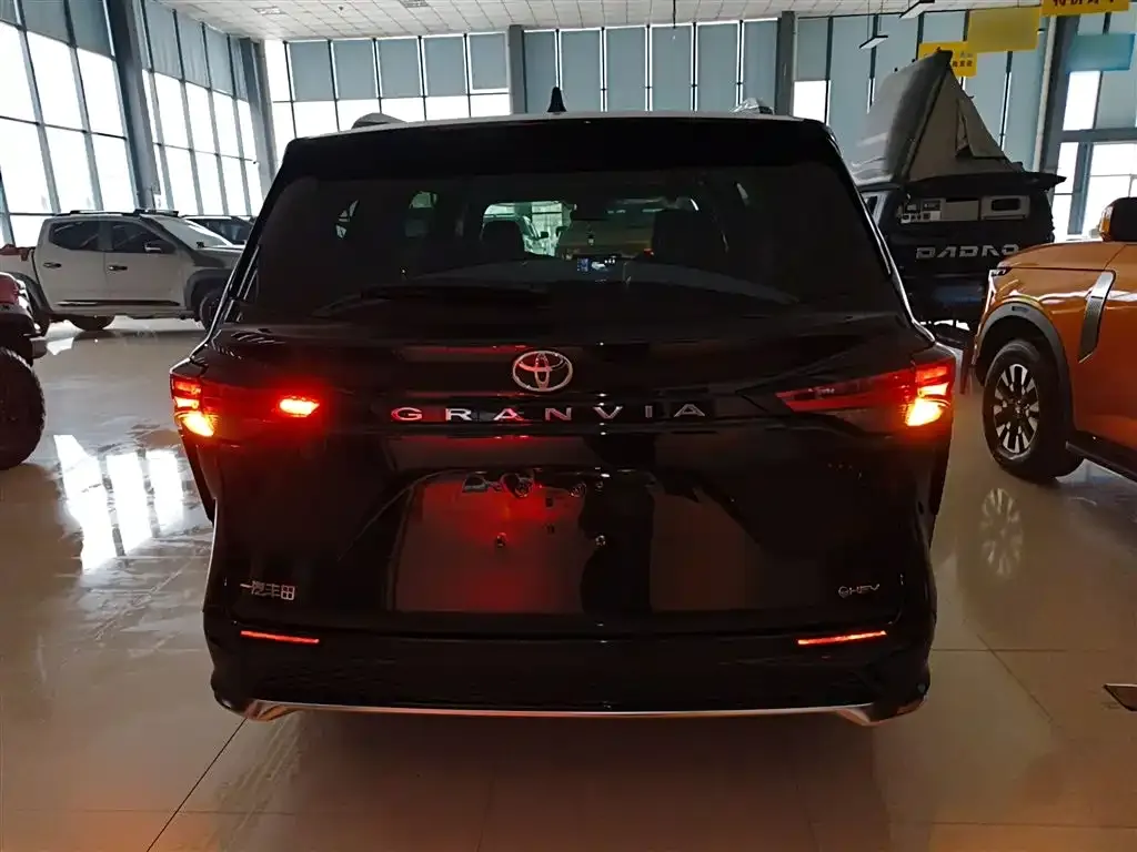 Toyota Granvia — фото 4