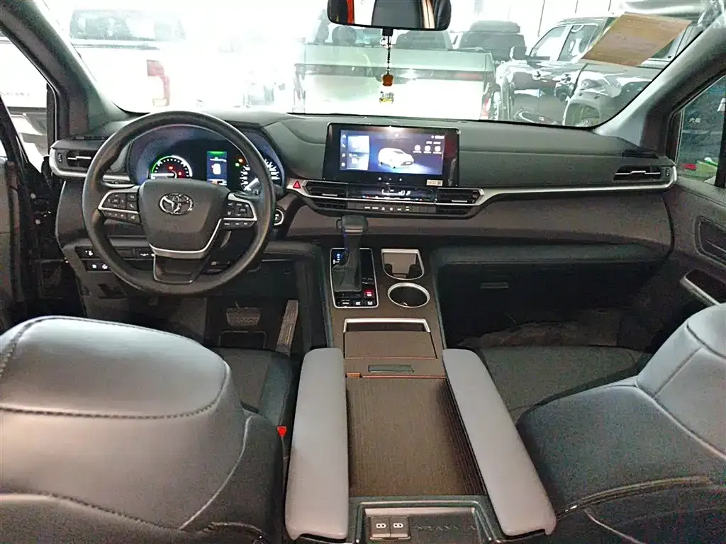 Toyota Granvia — фото 7