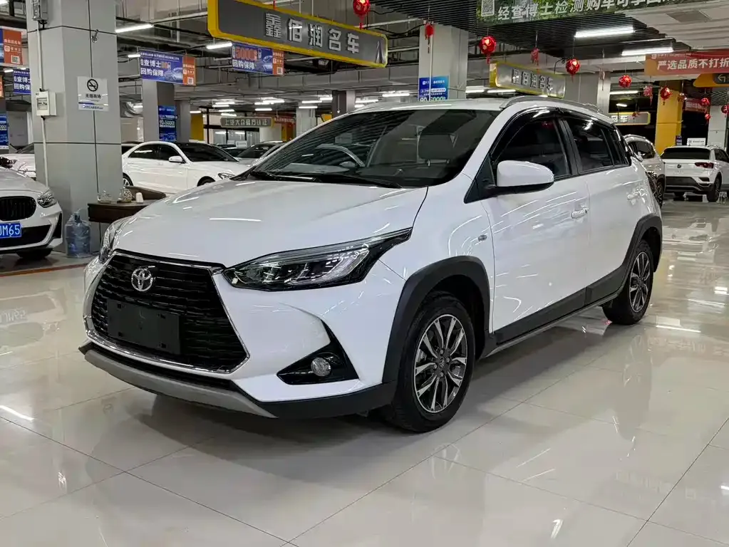 Toyota Yaris L — фото 1