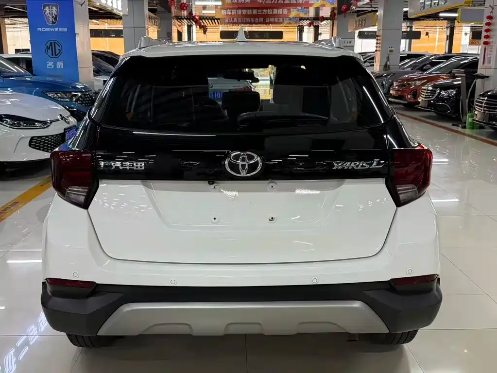 Toyota Yaris L — фото 3