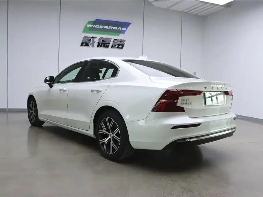 Volvo S60 — фото 10