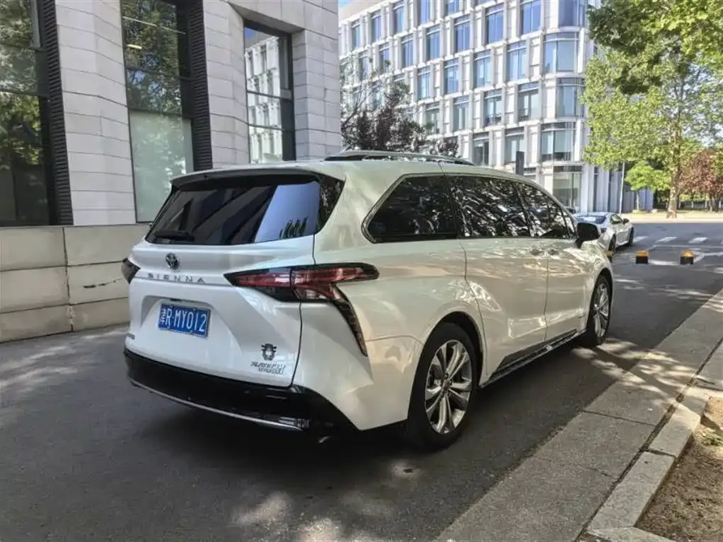 Toyota Sienna — фото 3