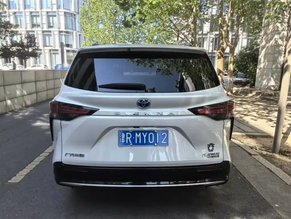 Toyota Sienna — фото 9
