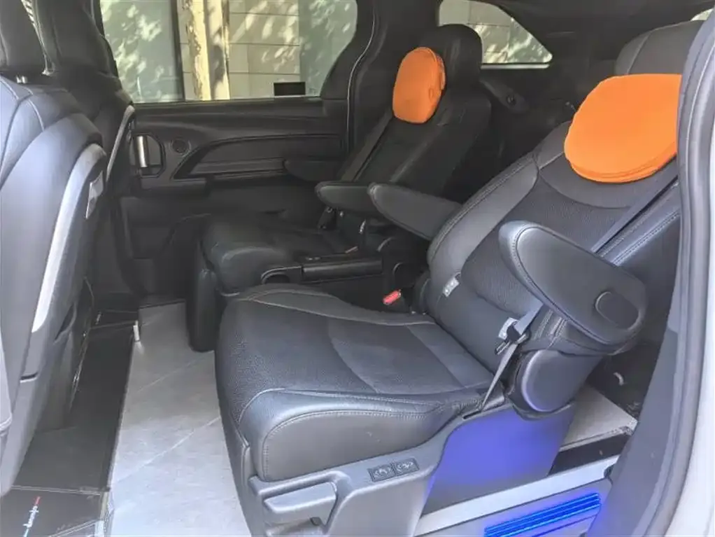 Toyota Sienna — фото 2