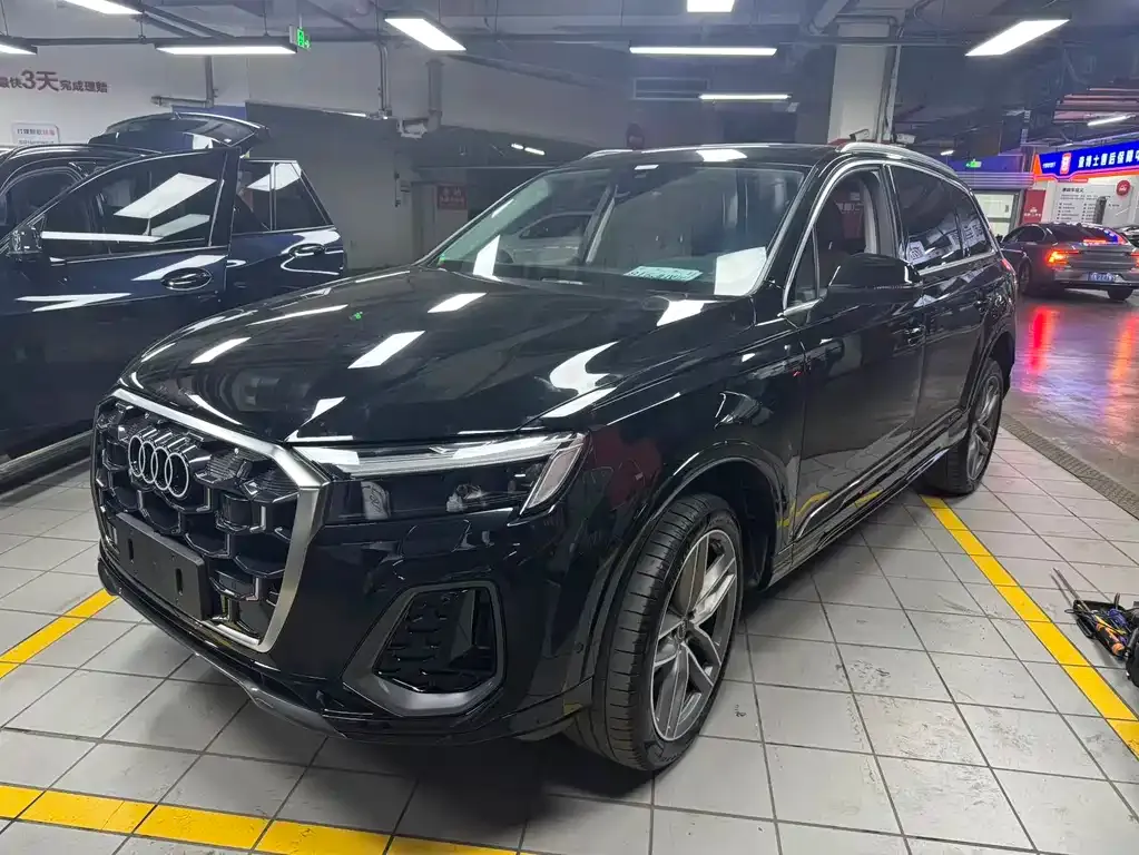 Audi Q7 — фото 1
