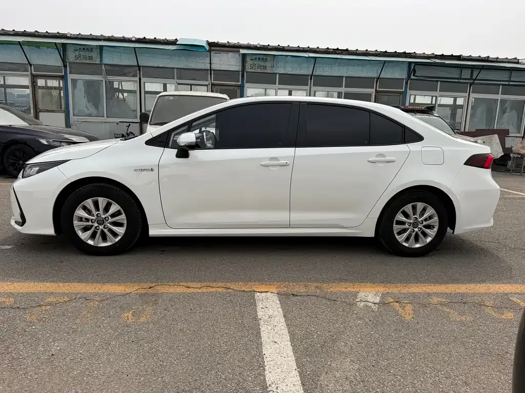 Toyota Corolla — фото 10
