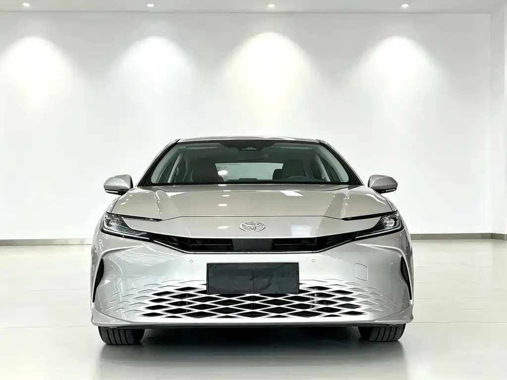 Toyota Camry — фото 2