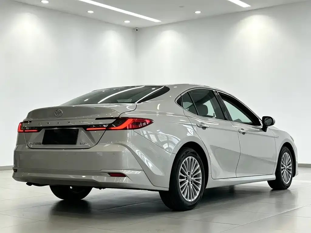 Toyota Camry — фото 7