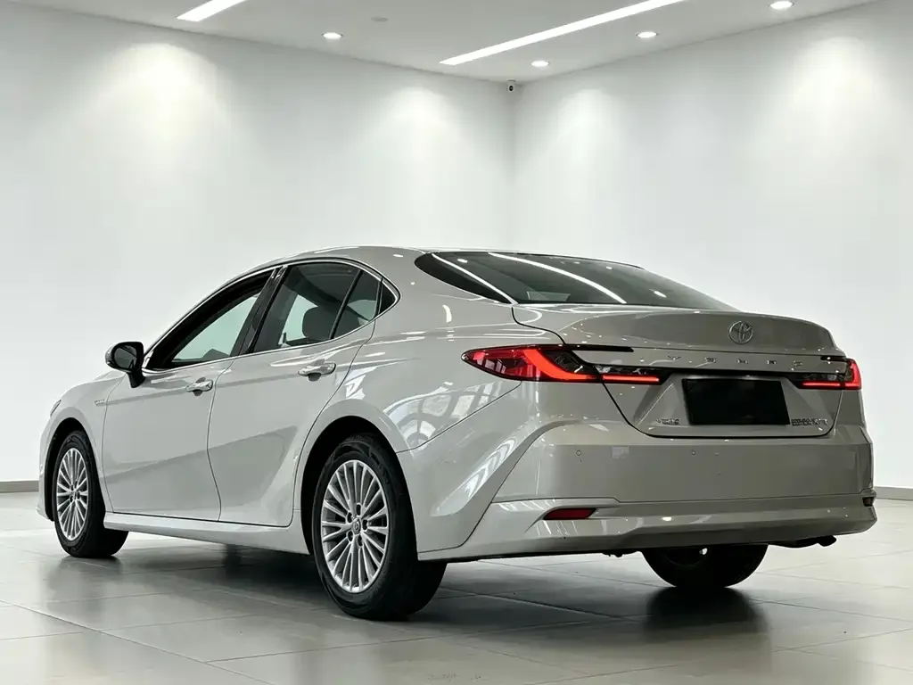 Toyota Camry — фото 9