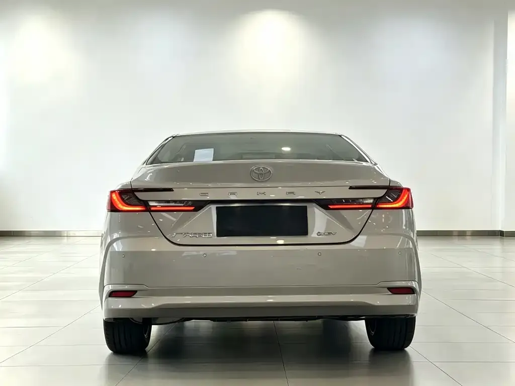 Toyota Camry — фото 3
