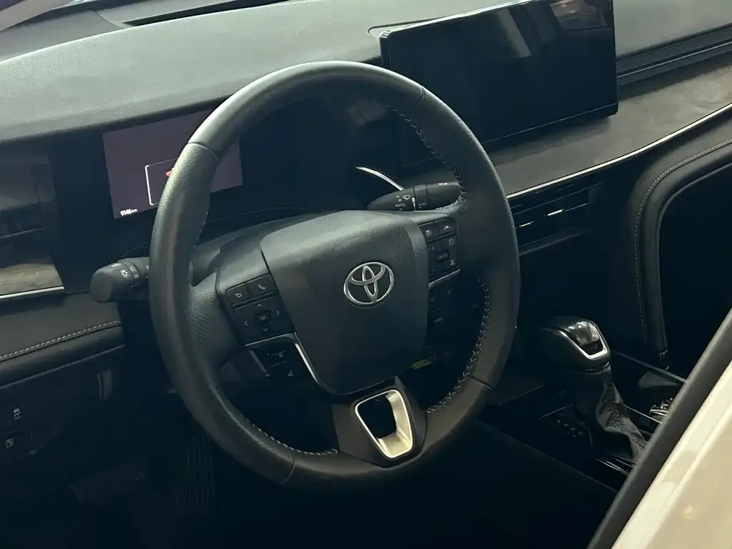 Toyota Camry — фото 10