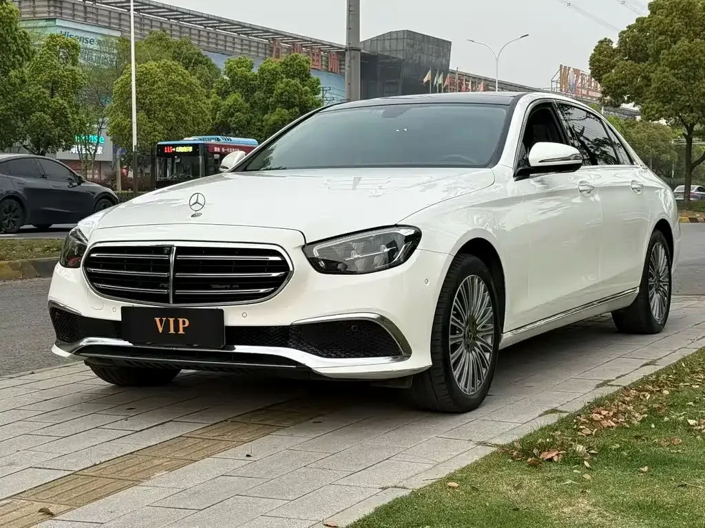 Mercedes-Benz E-Class — фото 1