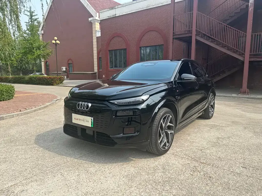 Audi Q6L e-tron — фото 1