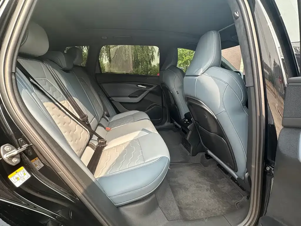 Audi Q6L e-tron — фото 2