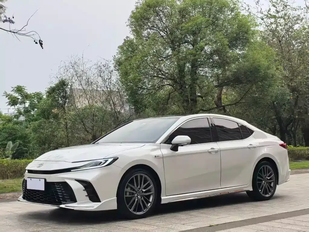 Toyota Camry — фото 1