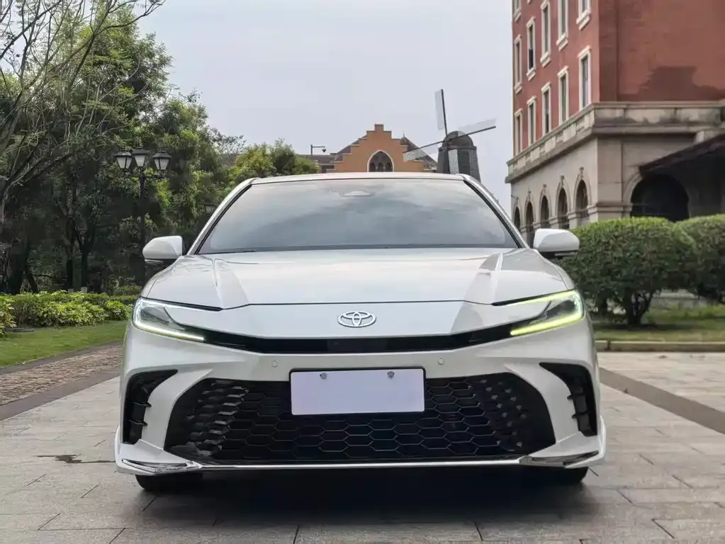 Toyota Camry — фото 5