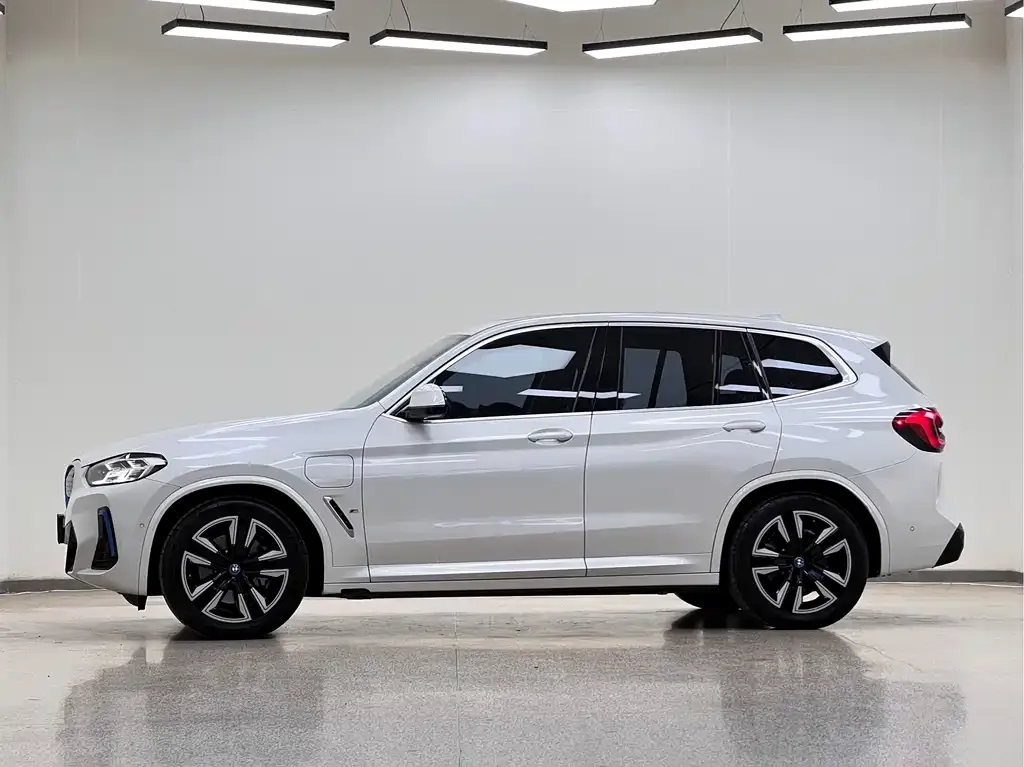 BMW iX3 — фото 7