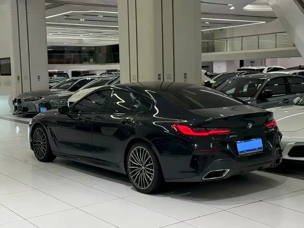 BMW 8 Series — фото 2