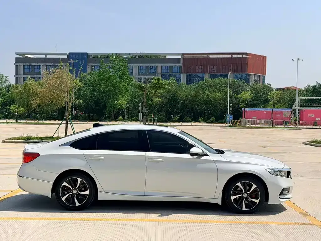 Honda Accord — фото 10