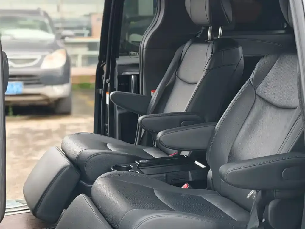 Toyota Granvia — фото 8