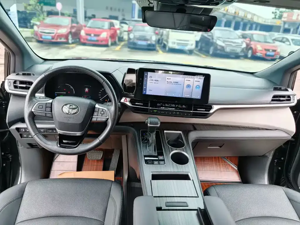Toyota Granvia — фото 7